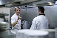 In Teufels Küche mit Gordon Ramsay – Das "Giuseppi's" ist ein Familienbetrieb, dem das Wasser bis zum Halse steht. Der Laden läuft nicht, die Einrichtung ist altbacken und dem Koch fehlt jegliche Leidenschaft für seinen Beruf. Kann Gordon Ramsay (l.) helfen?
