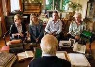Heimat ist kein Ort – Böse Überraschung: Bei der Testamentseröffnung trauen die Erben ihren Ohren nicht: Inge (Marie Gruber, li.), Tochter Jule (Karolina Lodyga), Uwe (Sönke Möhring, 2. v. re.) und Klaus (Jörg Schüttauf) sollen erst zusammen eine Tour durch das Geburtsland ihres Vaters absolvieren bevor sie ihr Erbe bekommen.