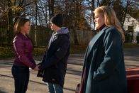 Der Alte – Nachdem sie ihre Haftstrafe abgesessen hat, freut sich Franka Thiel (Nina Gummich, l.), ihren Sohn Oskar (Jona Levin Nicolai, M.) und ihre Schwester Manuela (Gisa Flake, r.) endlich nach langer Zeit wiederzusehen.