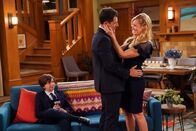The Neighborhood – (v.l.n.r.) Grover Johnson (Hank Greenspan); Dave Johnson (Max Greenfield); Gemma Johnson (Beth Behrs)