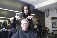 Checker Tobi – Friseurin Dani hat Tobi die Haare grau gefärbt. Zum Glück geht die Farbe beim Waschen wieder raus.