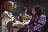 Der Medicus – Rob (Tom Payne, Mitte) schaut andächtig zu, während sein Meister Ibn Sina (Ben Kingsley, links) den verletzten Schah (Oliver Martinez) verarztet.