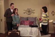 How I Met Your Mother – Nach ihrem Auszug aus Teds Wohnung ist Robin (Cobie Smulders, r.) bei Marshall (Jason Segel, l.) und Lily (Alyson Hannigan, M.) untergekommen. Doch deren spießiges Leben findet sie alles andere als toll ...