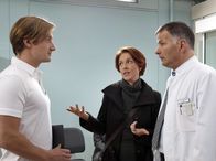 In aller Freundschaft – Als Dr. Roland Heilmann (Thomas Rühmann, rechts) den Verdacht hegt, dass seine Frau Pia (Hendrikje Fitz) mit dem Physiotherapeuten der Sachsenklinik Thomas Jansen (Christoph Kottenkamp) ein Verhältnis hat, muss sie die Wahrheit offenbaren. Roland erfährt, dass Pia eine Ausbildung zur Physiotherapeutin machen möchte.