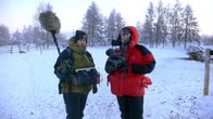 Universum: Extrem! – Regisseur und Kameramann Udo Maurer (re.) und Tonmeister Eckehard Braun in der sibirischen Ortschaft Oimjakon, Nordostsibirien.