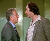 Quincy – Quincy (Jack Klugman, l.) trifft auf den cholerischen Henry Moeller (Brion James), der ein ganzes Dorf terrorisiert.