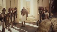 Universum History – Ein Mann trägt mehrere Schalen aus denen Dampf aufsteigt zum Pharao. Links und rechts von ihm stehen viele Wachen.