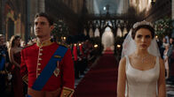 The Royals – Die royale Hochzeit von Robert (Max Brown, l.) und Willow (Genevieve Gaunt, r.) steht bevor. Doch wird die Trauung wirklich vollzogen?