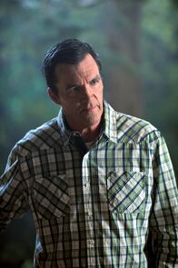 The Middle – Weil Freunde und Nachbarn den Sommer über spektakuläre Urlaubsreisen unternommen haben, schleppt Mike (Neil Flynn) seine Familie mit auf eine Campingtour. Dort angekommen, schießen ihm plötzlich Bilder von seinen katastrophalen Flitterwochen mit Frankie in den Kopf ...