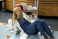 Emily Owens – Tappt von einem Fettnäpfchen ins nächste: Emily Owens (Mamie Gummer)