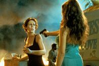 True Lies – v.li.: Helen (Jamie Lee Curtis), Juno (Tia Carrere)