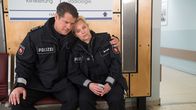 Rote Rosen – Sandra (Theresa Hübchen, r.) und Bernd (Tim Olrik Stöneberg, l.) begreifen durch die Ausnahmesituation, in die sie geraten sind, dass sie sich trotz aller Schwierigkeiten nicht aufgeben wollen.