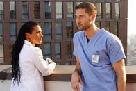 New Amsterdam – Dr. Helen Sharpe (Freema Agyeman) und Dr. Max Goodwin (Ryan Eggold)