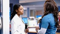 Chicago Med – Chicago Med Staffel 6 Folge 14 Mutter und Tochter: Asjha Cooper as Vanessa Taylor, Marlyne Barrett as Maggie Lockwood