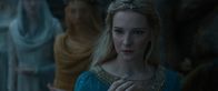 Der Herr der Ringe: Die Ringe der Macht – Galadriel (Morfydd Clark) nimmt den Ring "Nenya" an sich.