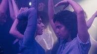 neoriginal: Loving Her – Mit Lara (Emma Drogunova, l.) ist alles anders. Hanna (Banafshe Hourmazdi, r.) fühlt sich zum ersten Mal so richtig wild und frei.