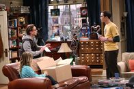 The Big Bang Theory – Während Leonard (Johnny Galecki, l.) wegen eines Fehlers aus der Vergangenheit von Sheldon (Jim Parsons, r.) bestraft wird, stellt Penny (Kaley Cuoco, vorne) Rajs Ex-Freundin Lucy zur Rede ...