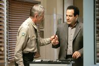 Monk – (v.li.) Scott Glenn (Sheriff Rollins), Tony Shalhoub (Adrian Monk).
