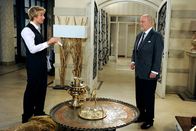 Rote Rosen – ARD ROTE ROSEN FOLGE 1180 Uhr im ERSTEN. Als Alfred (Rolf Nagel, r.) für Scheich Hamid die Lobby umdekoriert, wird er von Mick (Tobias Rosen, l.) in die Schranken gewiesen.
