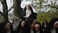 Die Deutschen – Hildegard von Bingen will mehr sein als nur eine einfache Nonne. Sie wirkt als Visionärin und Predigerin, Heilkundige und religiöse Autorin. Auf Augenhöhe erteilt sie auch den Mächtigen ihrer Zeit geistliche und politische Ratschläge.