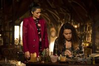 Charmed – Mel Vera (Melonie Diaz, l.); Josefina Reyes (Mareya Salazar, r.)