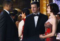 Castle – Der Bürgermeister (Joseph C. Phillips, l.) ist von Castles (Nathan Fillion, M.) Begleitung Kate (Stana Katic, r.) sofort angetan.