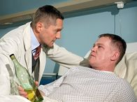 In aller Freundschaft – Uwe Helmich (Thomas Lawinky, rechts) sieht mit der Krebsdiagnose keinen Sinn mehr in seinem Leben. Als Dr. Kaminski (Udo Schenk) operieren will, findet er ihn betrunken vor und muss die Operation verschieben.