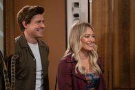 How I Met Your Father – Jesse (Chris Lowell, l.); Sophie (Hilary Duff, r.)