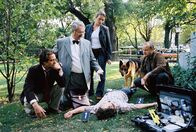 Kommissar Rex – Rex "ermittelt" im Stadtpark und führt Marc (Alexander Pschill, l.), Dr. Graf (Gerhard Zemann, 2.v.l.), Niki (Elke Winkens, 2.v.r.) und Kunz (Martin Weinek, r.) zu einer Leiche ...