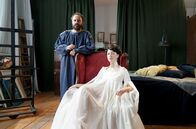 Giganten der Kunst – Gustav Klimt (Sami Loris) und Adele Bloch-Bauer (Leni Wesselmann), die er durch das Gemälde „Goldene Adele“ unsterblich machen sollte (Spielszene)