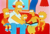 Die Simpsons – Lisa bemerkt, dass im Fotoalbum keine Bilder von Maggie zu sehen sind. Marge erzählt ihr, wie es dazu kam.