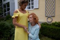 Die Rosenheim-Cops – Gerda König (Jutta Kammann, r.) und ihre Tochter Gisela (Sarah Elena Timpe, l.) können nicht fassen, dass ihr Mann und Vater, Familienoberhaupt Wilhelm König, ermordet wurde.
