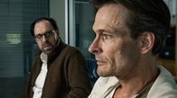 Tatort – Die Zeit heilt keine Wunden. Früher haben sie zusammen gefeiert. Inzwischen haben sich Christian Kohlheim (Thomas Loibl) und René Horvath (Andreas Pietschmann, rechts) nichts mehr zu sagen.