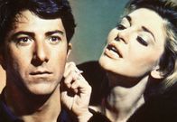 Die Reifeprüfung – Mrs. Robinson (Anne Bancroft) hat es geschafft, Benjamin Braddock (Dustin Hoffman) zu verführen. Seitdem trifft sie sich mit ihm häufig zu einem Schäferstündchen in einem Hotelzimmer.; hr-fernsehen DIE REIFEPRÜFUNG (The Graduate), Spielfilm, USA 1967, Regie: Mike Nichols Uhr. Mrs. Robinson (Anne Bancroft) hat es geschafft, Benjamin Braddock (Dustin Hoffman) zu verführen. Seitdem trifft sie sich mit ihm häufig zu einem Schäferstündchen in einem Hotelzimmer.