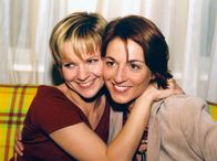 In aller Freundschaft – MDR Fernsehen IN ALLER FREUNDSCHAFT FOLGE 152, "Der Mann deiner Träume" Uhr. Kathrin (Andrea Kathrin Loewig, links) kann ihr Glück noch nicht fassen und erzählt Pia (Hendrikje Fitz) vom Mann ihrer Träume. Irgend einen Haken muss er doch haben...?