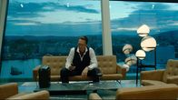 Exit – Der Tag des entscheidenden Handels rückt immer näher. Die Anspannung steigt, denn für Adam (Simon J. Berger) und die anderen Broker steht eine wahnsinnige Summe Geld auf dem Spiel.