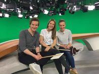 logo! – Moderator Tim Schreder hinter den Kulissen unterwegs und zeigt, wie eine logo!-Sendung entsteht. Dabei dĂĽrfen seine beiden Kolleginnen Jennifer Sieglar und Linda Fuhrich nicht fehlen.Â