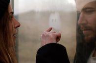 Falling Into Place – Kira (Aylin Tezel, li.) bringt Ian (Chris Fulton, re.) zum Lächeln.