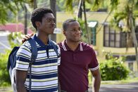 Death in Paradise – Der junge Officer Benjamin Brice freut sich auf seinen ersten Arbeitstag auf dem Polizeirevier von Saint Marie. Doch auf dem Weg dorthin nimmt sein Tag eine unerwartete Wendung. Von links: Officer Benjamin Brice (Anthony J. Abraham) und Officer J.P. Hooper (Tobi Bakare)