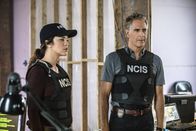 Navy CIS: New Orleans – Tammy Gregorio (Vanessa Ferlito, l.) und Special Agent Pride (Scott Bakula, r.) ermitteln im Fall eines Mordes an einem jungen Marine-Soldaten, der an einen 150 Jahre alten ähnlichen Fall erinnert, aus dem eine legendäre Geistergeschichte in New Orleans hervorging ...