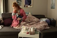 neoriginal: Push – Die Wohnung ein einziges Chaos. Immer fehlt irgendwas, sei es etwas richtiges zu Essen oder Windeln. Noch immer hat Sofia (Marleen Lohse) Schmerzen und das Baby schreit unaufhörlich. Ihr Freund Oliver ist ihr gerade auch keine große Unterstützung.