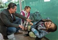 Nur mit Euch! – Florian (Hardy Krüger jr.) amüsiert sich mit seinen Töchtern Sophie (Hanna Höppner, Mitte) und Anna (Monique Schröder) im Zoo.