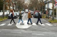 Rentnercops – Hui Ko (Aaron Le, l.), Vicky Adam (Katja Danowski, 2.v.l.), Klaus Schmitz (Hartmut Volle, 2.v.r.) und Reinhard Bielefelder (Bill Mockridge, r.) überqueren den Zebrasteifen wie die "Beatles".