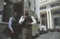 Inside Man – Der New York Cop Keith Frazier (Denzel Washington, r.) muss sich Anschuldigungen aus den eigenen Reihen erwehren, als er und sein Partner Bill Mitchell (Chiwetel Ejiofor, l.) zu einem Banküberfall in der Innenstadt gerufen werden. Dort müssen die Cops erkennen, dass der Bankräuber Dalton Russell einen perfekten Plan ausgetüftelt hat und auf alle Eventualitäten vorbereitet ist ...