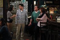 How I Met Your Mother – Gute Freunde: Ted (Josh Radnor, 2.v.l.), Marshall (Jason Segel, 2.v.r.), Lily (Alyson Hannigan, r.) und Robin (Cobie Smulders, l.) ...