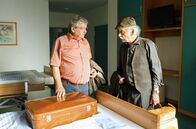 Rentnercops – Günter Hoffmann (Wolfgang Winkler, l.) und Edwin Bremer (Tilo Prückner, r.) gehen incognito als Patienten in die Reha-Klinik. Sie müssen sie sich ein Zimmer teilen und streiten um das Bett am Fenster.