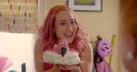 Hullraisers – Toni (Leah Brotherhead) hat alles gegeben, um für ihre Tochter die beste Flamingo-Geburtstagsparty aller Zeiten zu veranstalten. Doch kurz bevor es losgehen soll, kommt alles anders.