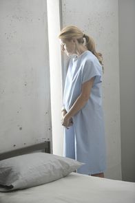 American Horror Story – Vivien (Connie Britton) wird in der Klinik nach ihrem Zusammenbruch psychologisch betreut ...