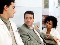 Diagnose: Mord – Jack (Scott Baio, l.) und Amanda (Victoria Rowell, r.) trösten Norman (Michael Tucci, M.), der sich langsam vom Schock der Geiselnahme erholt.