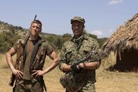 Sniper: Reloaded – Scharfschützenausbilder Richard Miller (Billy Zane, r.) macht Brandon (Chad Michael Collins, l.) mit den Feinheiten des Scharfschützenkampfes vertraut. Gut vorbereitet kehrt der junge Marine-Sergeant zurück an den Einsatzort, um abzurechnen ...